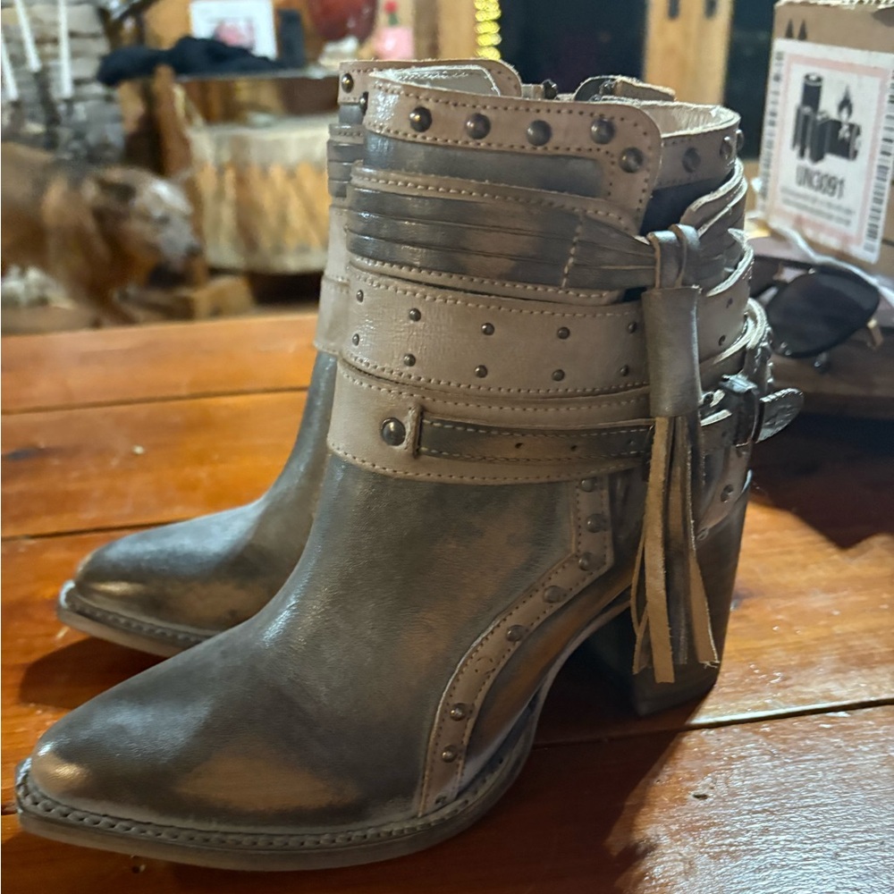 Size 7 Julius freebirds , color is called ice multi.